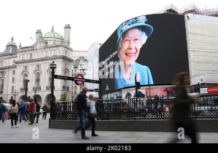 Londra, Regno Unito. 8th Set, 2022. Un'immagine gigante della regina Elisabetta II è vista su uno schermo a Piccadilly Circus nel centro di Londra il giorno dopo la morte del monarca britannico. Credit: James Boardman/Alamy Live News Foto Stock