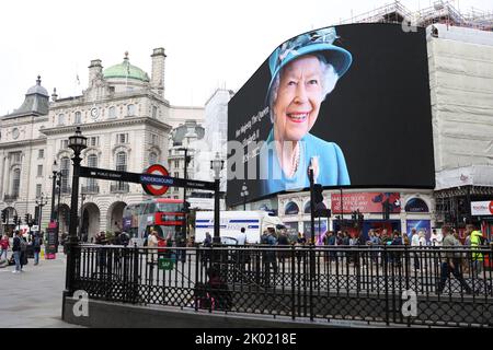 Londra, Regno Unito. 8th Set, 2022. Un'immagine gigante della regina Elisabetta II è vista su uno schermo a Piccadilly Circus nel centro di Londra il giorno dopo la morte del monarca britannico. Credit: James Boardman/Alamy Live News Foto Stock