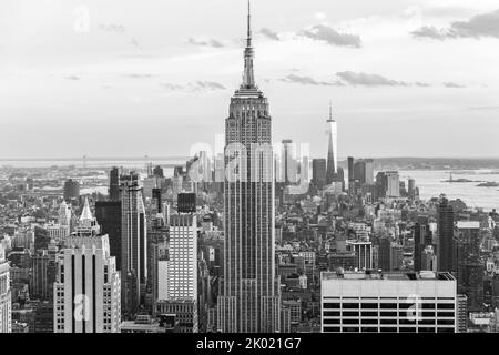 Skyline di New York con fotografie in bianco e nero dell'Empire state Building Foto Stock