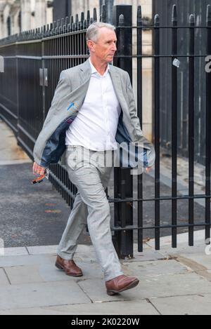 Nigel Evans MP in arrivo per i lavori della giornata presso le Camere del Parlamento, Westminster, Londra, Regno Unito. Camminando dentro al lavoro. Conservatore Foto Stock