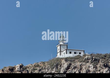 Il Faro di Akrotiri è un faro del 19th° secolo situato sull'isola greca di Santorini. Foto Stock