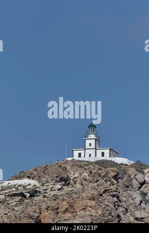 Il Faro di Akrotiri è un faro del 19th° secolo situato sull'isola greca di Santorini. Foto Stock