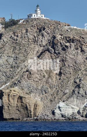 Il Faro di Akrotiri è un faro del 19th° secolo situato sull'isola greca di Santorini. Foto Stock