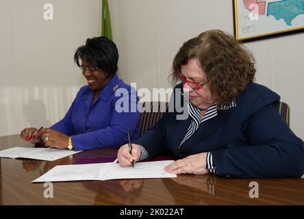 Firma del contratto di servizio, con il Chief Human Capital Officer Janie Payne, l'Office of Field Policy and Management Director Patricia Hoban-Moore e altri funzionari a disposizione. Foto Stock