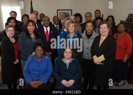 Firma del contratto di servizio, con il Chief Human Capital Officer Janie Payne, l'Office of Field Policy and Management Director Patricia Hoban-Moore e altri funzionari a disposizione. Foto Stock