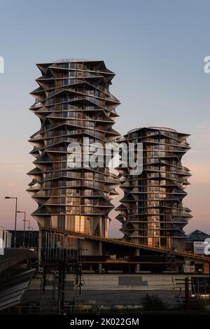 Copenaghen, Danimarca. Agosto 13, 2022. Kaktus Towers, l'alto edificio di lusso in affitto appartamenti in serata a Copenhagen Foto Stock