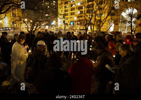 Visita del Segretario Shaun Donovan alla Chiesa Presbiteriana di New York Avenue, Washington, D.C., per incontrare i senzatetto e gli attivisti. Foto Stock