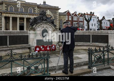 Salisbury , Regno Unito, 9th settembre 2022, Un ex soldato dell'esercito britannico prende un momento per rendere i suoi rispetti a sua Maestà la Regina fuori Salisbury Guildhall. Venerdì 9th settembre 2022. Foto Stock