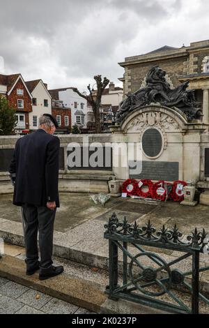 Salisbury , Regno Unito, 9th settembre 2022, Un ex soldato dell'esercito britannico prende un momento per rendere i suoi rispetti a sua Maestà la Regina fuori Salisbury Guildhall. Venerdì 9th settembre 2022. Foto Stock