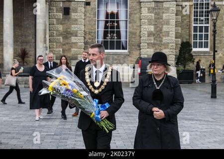 Salisbury , Regno Unito, 9th settembre 2022, sindaco di Salisbury, Cllr Tom Corbin mette fiori a Salisbury Guildhall dopo la morte di sua Maestà la Regina Elisabetta II Venerdì 9th settembre 2022. Foto Stock