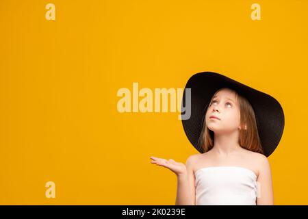 curioso bambino offerta speciale scelta capretto ragazza giovane Foto Stock