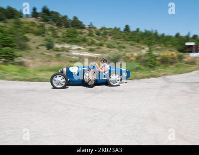 URBINO - ITALIA - 16 GIUGNO - 2022 : BUGATTI T37 1926 su una vecchia auto da corsa nel rally Mille miglia Foto Stock