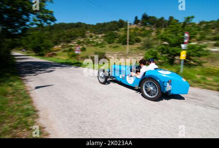 URBINO - ITALIA - 16 GIUGNO - 2022 : RALLY ABC 1100 1928 su una vecchia auto da corsa nel rally Mille miglia Foto Stock
