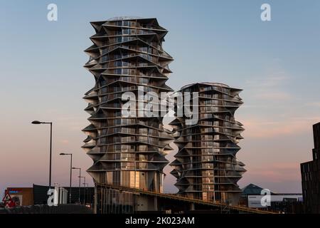 Copenaghen, Danimarca. Agosto 13, 2022. Kaktus Towers, l'alto edificio di lusso in affitto appartamenti in serata a Copenhagen Foto Stock