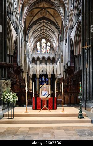 Salisbury , Regno Unito, 9th settembre 2022, i membri del pubblico rendo omaggio alla Cattedrale di Salisbury in seguito alla morte di sua Maestà la Regina Elisabetta II La cattedrale di Wiltshire è aperta al pubblico per la preghiera e l'illuminazione a candela. Venerdì 9th settembre 2022. Foto Stock