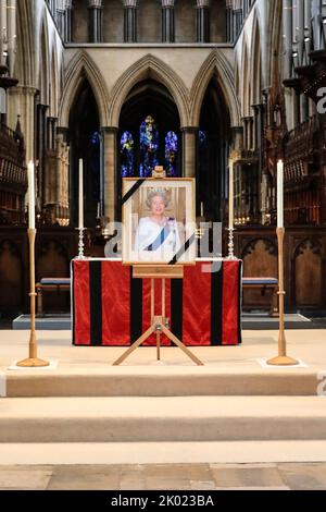 Salisbury , Regno Unito, 9th settembre 2022, i membri del pubblico rendo omaggio alla Cattedrale di Salisbury in seguito alla morte di sua Maestà la Regina Elisabetta II La cattedrale di Wiltshire è aperta al pubblico per la preghiera e l'illuminazione a candela. Venerdì 9th settembre 2022. Foto Stock