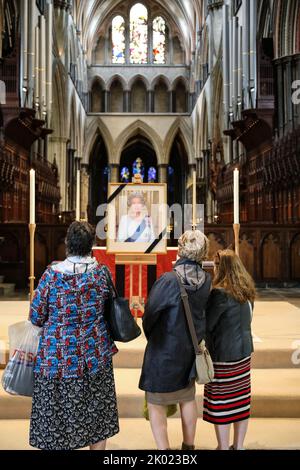 Salisbury , Regno Unito, 9th settembre 2022, i membri del pubblico rendo omaggio alla Cattedrale di Salisbury in seguito alla morte di sua Maestà la Regina Elisabetta II La cattedrale di Wiltshire è aperta al pubblico per la preghiera e l'illuminazione a candela. Venerdì 9th settembre 2022. Foto Stock