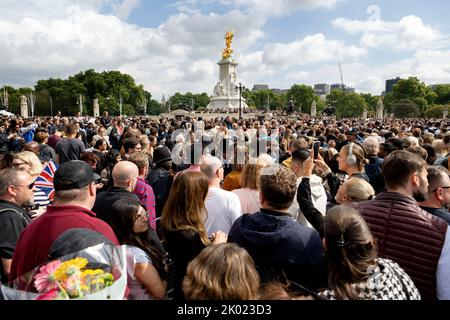 I membri del pubblico si sono riuniti fuori Buckingham Palace per rendere omaggio alla regina Elisabetta II, morta all'età di 96 anni, Londra, Regno Unito, 09 settembre 2022. Foto: Jessica Gow / TT code 10070 Foto Stock