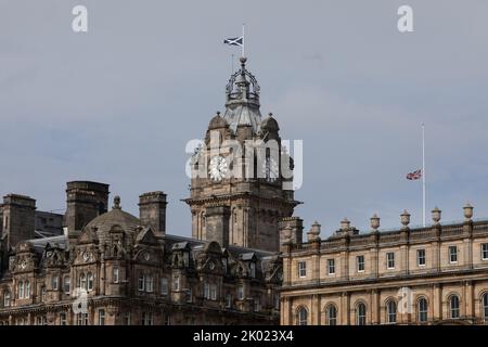 Edimburgo, Scozia, 9 settembre 2022. Le bandiere di salumi scozzesi e dell'Unione volano a metà albero come segno di rispetto per sua Maestà la Regina Elisabetta II, che è morta a 96 anni, sul Balmoral Hotel (a sinistra), a Edimburgo, in Scozia, il 9 settembre 2022. Photo credit: Jeremy Sutton-Hibbert/ Alamy Live news. Foto Stock