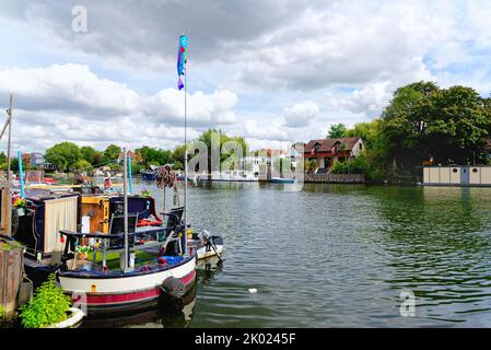 Il Tamigi a Old Windsor con barche ormeggiate e case lungo il fiume, Berkshire Inghilterra Regno Unito Foto Stock
