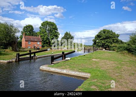 Il canale River Wey Navigation a Papercourt Lock, Ripley in un giorno di sole estati Surrey Inghilterra UK Foto Stock