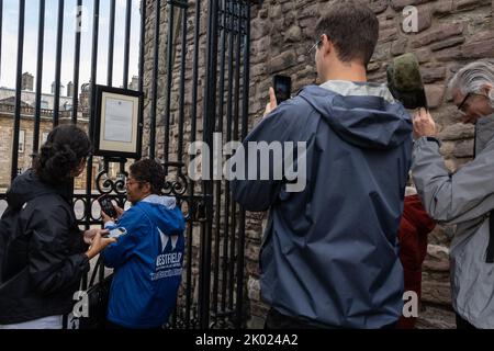 Edimburgo, Scozia, 9 settembre 2022. Avviso sulle porte del Palazzo di Holyroodhouse che informa della morte di sua Maestà la Regina Elisabetta II, morta a 96 anni, a Edimburgo, Scozia, 9 settembre 2022. Photo credit: Jeremy Sutton-Hibbert/ Alamy Live news. Foto Stock