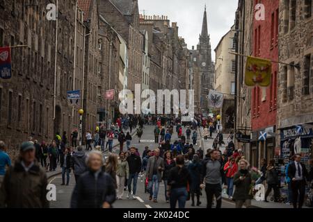 Edimburgo, Scozia, 9 settembre 2022. Folle di persone camminano sulla Royal Mile High Street verso il Palazzo di Holyroodhouse per rispettare sua Maestà la Regina Elisabetta II, che è morta a 96 anni, a Edimburgo, Scozia, 9 settembre 2022. Photo credit: Jeremy Sutton-Hibbert/ Alamy Live news. Foto Stock