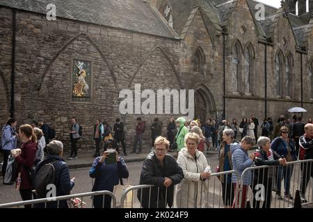 Edimburgo, Scozia, 9 settembre 2022. Le persone visitano il Palazzo di Holyroodhouse per rendere omaggio a sua Maestà la Regina Elisabetta II, morta a 96 anni, a Edimburgo, Scozia, il 9 settembre 2022. Photo credit: Jeremy Sutton-Hibbert/ Alamy Live news. Foto Stock