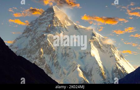 Nuvole d'oro dietro la montagna K2 killer, la seconda vetta più alta del mondo dopo il Monte Everest, saziato nella regione di Gilgit-Baltistan Foto Stock