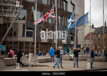 Edimburgo, Scozia, 9 settembre 2022. Le persone visitano il Palazzo di Holyroodhouse per rendere omaggio a sua Maestà la Regina Elisabetta II, morta a 96 anni, a Edimburgo, Scozia, il 9 settembre 2022. Photo credit: Jeremy Sutton-Hibbert/ Alamy Live news. Foto Stock