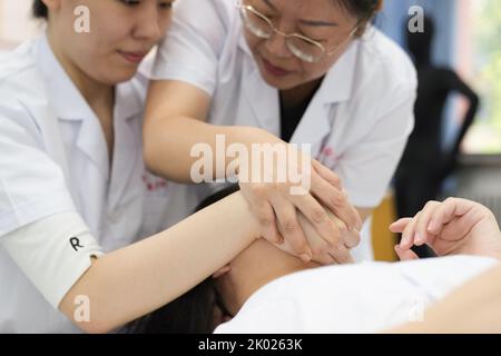 Pechino, Cina. 8th Set, 2022. Zhang Lin (R) istruisce uno studente ipovedente sulle tecniche di massaggio alla Beijing Union University di Pechino, capitale della Cina, 8 settembre 2022. Zhang ha insegnato 'Tuina', massaggio terapeutico cinese, a studenti ipovedenti da quando si è laureata all'Università di Medicina Cinese di Pechino nel 1995. La maggior parte dei suoi studenti ha iniziato la loro carriera in professioni relative. Credit: JU Huanzong/Xinhua/Alamy Live News Foto Stock