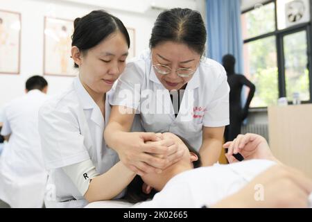 Pechino, Cina. 8th Set, 2022. Zhang Lin (R) istruisce uno studente ipovedente sulle tecniche di massaggio alla Beijing Union University di Pechino, capitale della Cina, 8 settembre 2022. Zhang ha insegnato 'Tuina', massaggio terapeutico cinese, a studenti ipovedenti da quando si è laureata all'Università di Medicina Cinese di Pechino nel 1995. La maggior parte dei suoi studenti ha iniziato la loro carriera in professioni relative. Credit: JU Huanzong/Xinhua/Alamy Live News Foto Stock