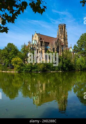 Johanneskirche (Chiesa di San Giovanni) sul Feuersee (Lago dei Vigili del fuoco) di Stoccarda. La chiesa fu costruita nel 1864-1876. Baden-Wuerttemberg, Germania, Europa Foto Stock