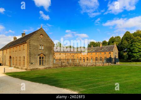 I quartieri e le caserme dell'ex servitore a Sherborne Castle, Dorset, Inghilterra, Regno Unito Foto Stock