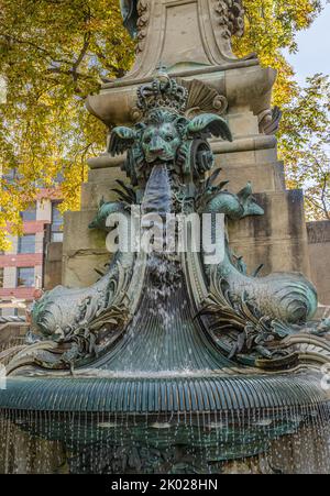 Testa del Leone Gargoyle alla fontana Galatea di Stoccarda. Baden-Württemberg, Germania, Europa Foto Stock