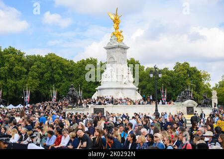 Londra, Regno Unito. 9 settembre 2022. La folla guarda come Re Carlo III e la Regina Consort arriveranno a Buckingham Palace, Londra dopo aver viaggiato da Balmoral dopo la morte della Regina Elisabetta II il giovedì. Data immagine: Venerdì 9 settembre 2022. Il credito fotografico dovrebbe essere: Matt Crossick/Empics/Alamy Live News Foto Stock