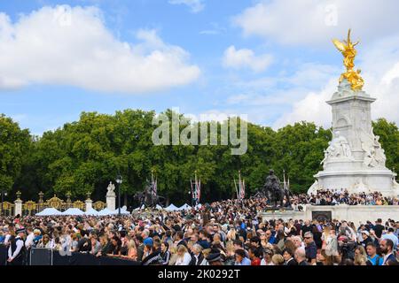 Londra, Regno Unito. 9 settembre 2022. La folla guarda come Re Carlo III e la Regina Consort arriveranno a Buckingham Palace, Londra dopo aver viaggiato da Balmoral dopo la morte della Regina Elisabetta II il giovedì. Data immagine: Venerdì 9 settembre 2022. Il credito fotografico dovrebbe essere: Matt Crossick/Empics/Alamy Live News Foto Stock