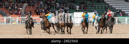 Un gioco tradizionale di Kok Boru durante il terzo mondo Nomad Games 2018 a Cholpon-ATA, Kirghizistan. La squadra americana gareggia con il tè kazachstano Foto Stock