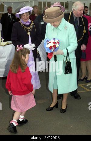 Foto del file datata 7/5/2002 di Katie Meehan, che presenta fiori alla Regina Elisabetta II durante la sua visita alla scuola primaria St Josephs RC, Jarrow, Tyne e Wear. L'influencer britannico dei social media, il cui incontro con la Regina di sei anni ha fatto notizia 20 anni fa, ha detto che la 'esperienza sana e meravigliosa' le ha mostrato che 'può fare qualsiasi cosa'. Data immagine: Venerdì 9 settembre 2022. Foto Stock