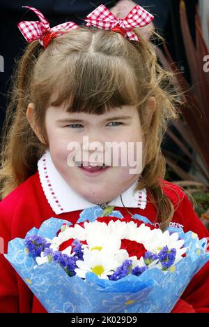 Foto del file datata 7/5/2002 di Katie Meehan, prima di presentare fiori alla Regina Elisabetta II durante la sua visita alla scuola primaria St Josephs RC, Jarrow, Tyne e Wear. L'influencer britannico dei social media, il cui incontro con la Regina di sei anni ha fatto notizia 20 anni fa, ha detto che la 'esperienza sana e meravigliosa' le ha mostrato che 'può fare qualsiasi cosa'. Data immagine: Venerdì 9 settembre 2022. Foto Stock