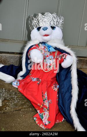 Le celebrazioni del Platinum Jubilee della Regina con gli Scarecrows a tema reale in Hook Norton Oxfordshire Inghilterra regno unito 2022 Foto Stock