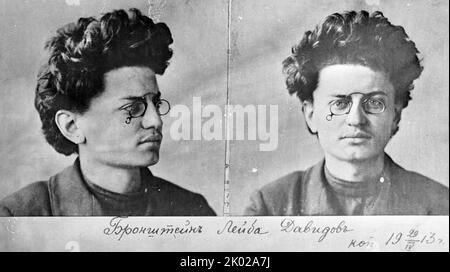 Trotsky dopo il suo arresto a San Pietroburgo 1905. Lev Davidovich Bronstein (1879 – 1940), meglio noto come Leon Trotsky, è stato un . Ideologicamente comunista, sviluppò una variante del marxismo conosciuta come trotskismo. Foto Stock