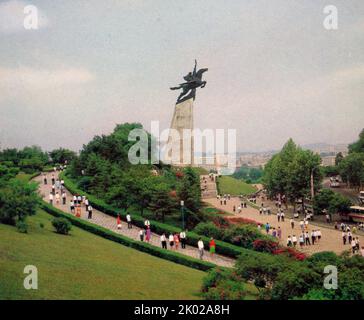 La statua di Chollima è un monumento sul Mansu Hill a Pyongyang, la capitale della Corea del Nord. Il monumento simboleggia la "velocità di Chollima" del movimento di Chollima. Si dice che il leggendario cavallo alato Chollima raffigurato dal monumento viaggerà 1.000 ri (400 km) al giorno Foto Stock