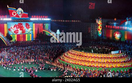 Spettacolo dei Giochi di massa di Arirang allo Stadio del giorno di Maggio di Rungrado, conosciuto anche come Festival di Arirang, a Pyongyang, Corea del Nord 1980. Foto Stock