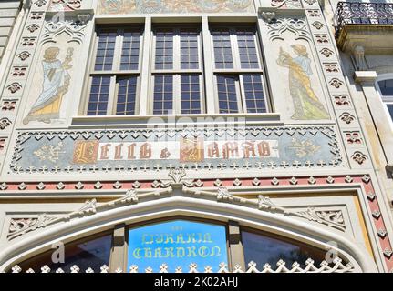 PORTO, PORTOGALLO - 10 AGOSTO 2017 : famosa libreria Lello e Irmao le più belle librerie del mondo. Facciata neo-gotica Foto Stock