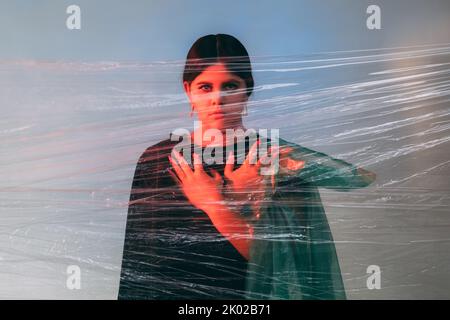 protezione della donna sfocata disturbata vittima femminile Foto Stock