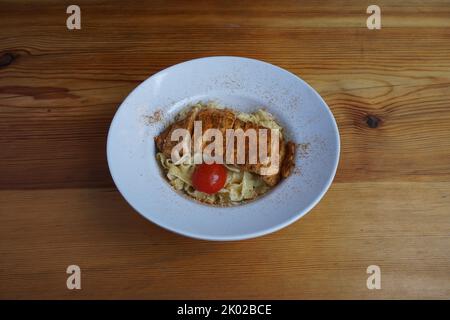 Pasta con pollo al pomodoro e salsa al curry Foto Stock