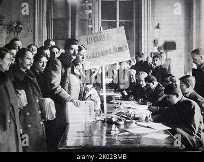 Registrazione di volontari nelle milizie popolari della Duma cittadina. Pietrogrado, marzo 1917. Foto di V. Bulla. Foto Stock