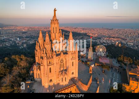 Vista aerea dello skyline di Barcellona con il tempio Sagrat Cor al tramonto, Catalogna, Spagna Foto Stock