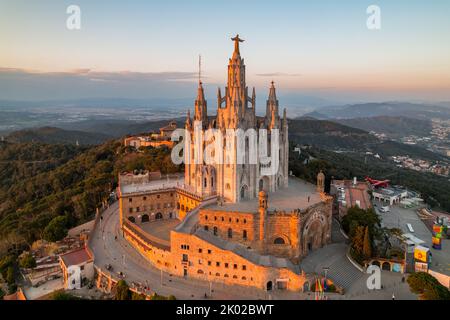 Vista aerea dello skyline di Barcellona con il tempio Sagrat Cor al tramonto, Catalogna, Spagna Foto Stock